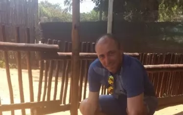 С две лъвчета в зоопарк в Южна Африка.