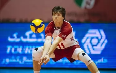 Диагоналът на поляците Пьотр Сливка посреща топката след изпълнение на сервис от българска страна.