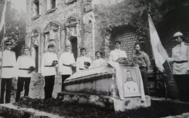  Над 60 000 души се стекли на погребението на народния герой.