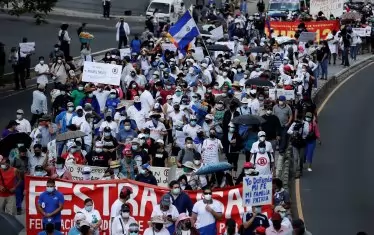 Заедно с въвеждането на биткойн правителството предложи повече от 200 промени в конституцията, включително премахване на забраната за преизбиране на президента Наиб Букеле.