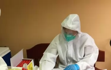  Генка като доброволец в отдел "Пробонабиране" в РЗИ миналата година.