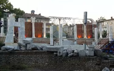 На територията на възстановения Античен форум, който се намира точно срещу операта, се провеждат оперни спектакли и джаз концерти през летните месеци.