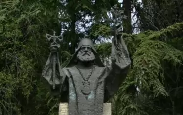  Паметникът на митрополит Методи Кусев на входа на едноименния парк, известен повече като "Аязмото".