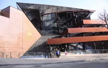  Регионалният исторически музей от 2009 г. се помещава в ново здание, което бе обявено и за "Сграда на годината 2009" в категория "Сгради със специално предназначение".