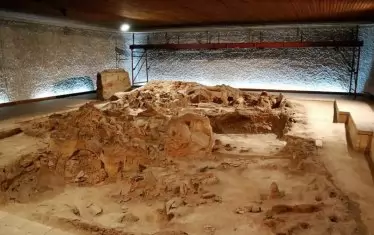  Част от впечатляващата експозиция на музея "Неолитни жилища".