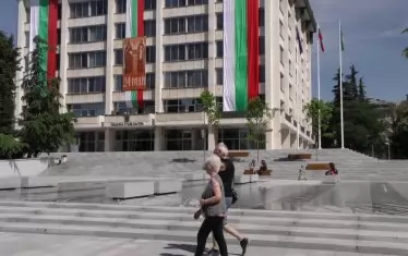  Площадът пред сградата на общината в Стара Загора бе основно ремонтиран и вече има пеещи фонтани, за радост на децата.