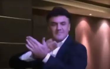 А тук президентът на БФС е запечатан в прословутите мигове на еуфорично настроение на дансинга.