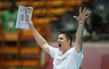 Селекционерът на младата "дружина полска" - бившият полски национал Михал Бакиевич, ликува след поредната спечелена точка от възпитаниците му.