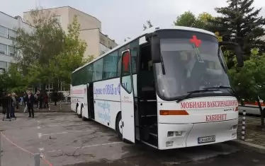 В двора на УНСС, където 50% от преподавателите са ваксинирани, от днес работи мобилен пункт за ваксинация