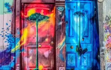 Валпарайсо се превежда като "Райска долина" - заради чудно красиво изрисуваните цветни къщи, фасади, врати.