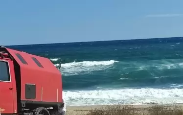 След сутрешните перипетии камионът вече е изведен от плажа.