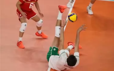 Денис Карягин спасява топката с отчаян плонж пред погледа на либерото Симеон Добрев (№6).