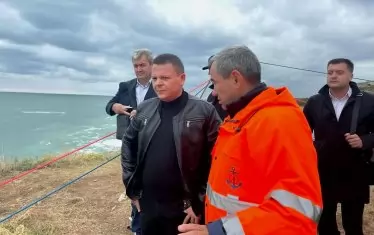 Министър Христо Алексиев се опитва да демонстрира твърда ръка, но не му се получава.