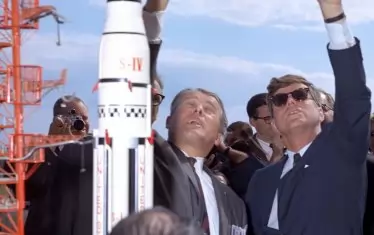 Създателят на Фау-2 Вернер фон Браун (вляво) се предава на американците в края на Втората световна война и до смъртта си през 1977 г. работи за ракетната индустрия. На снимката: Фон Браун обяснява през 1963 г. на президента Джон Кенеди ракетната система "Сатурн" на космодрума в Кейп Канаверал