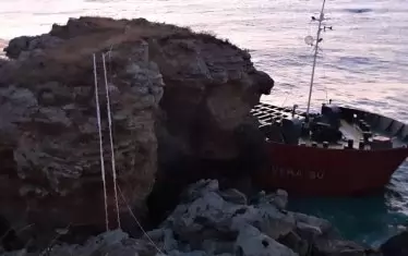 Към скалите в момента са монтирани съоръжения, които прикрепват кораба, а и биха помогнали  при евакуация на екипажа.