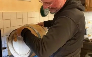 Ако някой се чуди какво прави Лозан Панов в свободното си време, освен да избира очила, вече знае - почиства буренца, за да ги напълни с хубаво съдържание. Политическо съдържание тук липсва, разбира се.