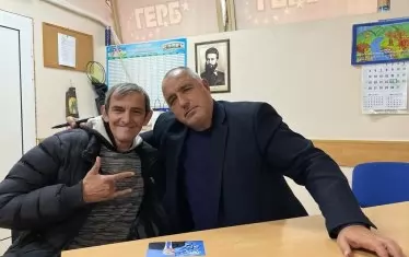 "Тука са играчите" - кой, ако не Бойко Борисов, може да има такава снимка; къде, ако не в Дупница.