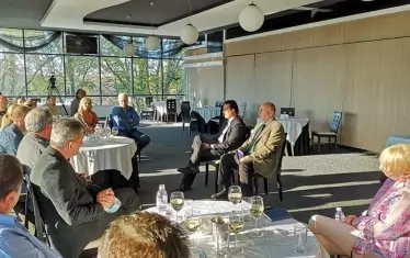 Предизборна дискусия в Русе за цената на тока. Напълно естествено подобна мразовита тема се обсъжда със съответните сгряващи консумативи, щедро разположени по масите.