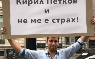 Той не се страхува. Няма и нужда, самият той взе да става за страх.