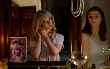 Героинята на Томасин Макензи наблюдава своята "двойничка" от 60-те.