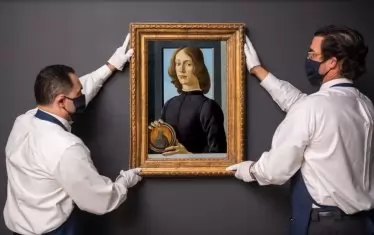 „Портрет на млад мъж с медальон“ на Ботичели постигна рекордна цена за италианския художник на търг на „Сотбис Ню Йорк“ през януари 2021 г. — 92 млн. долара .