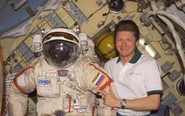 Генадий Падалка е абсолютен световен рекордьор по сумарен престой в космоса — 878 денонощия 11 часа 29 минути и 48 сек. На снимката е със своя скафандър „Орлан“ в модула „Пирс“. 