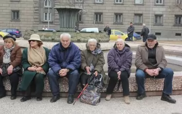 Много пенсионери, малко грижа за тях.