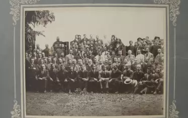 Тук е на ХХІ конгрес на БРСДП (тесни социалисти) през 1915 г. Сред делегатите са лидерите на партията Димитър Благоев, Георги Кирков, Георги Димитров и др.