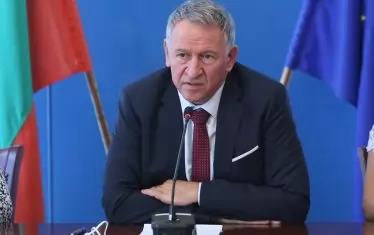 Пореден нонсенс: Министър Кацаров каза, че е "абсолютно допустимо" родителите, завеждайки децата си, "да направят тестовете пред училище", въпреки че няколко часа по-късно издаде заповед, според която тестването ще се прави само в класните стаи.