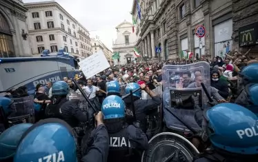 Италия се бунтува, но правителството въведе ковид паспорти за всички работещи.