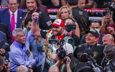 Тайсън Фюри е метнал през рамо запазения пояс на WBC в зала "Т-Мобил Арина".