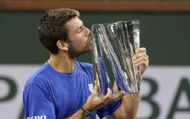 Камерън Нори целува шампионския трофей от "Мастърс" в Индиън Уелс.