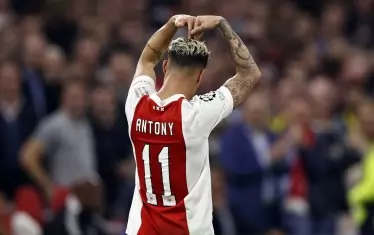 Бразилският нападател на "Аякс" Антони Матеуш дош Сантош празнува гола за 3:0, с който сложи точка на интригата в домакинството срещу "Борусия" (Дортмунд).