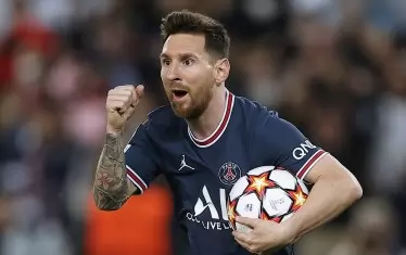 Лионел Меси ликува с топката под мишница, след като е изравнил резултата между ПСЖ и РБ на 2:2.