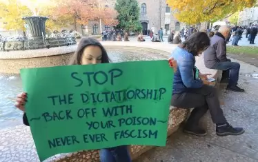  Момичето смята мерките за диктатура, отрова и фашизъм. И иска да ни го каже.