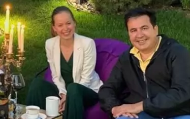  С новата си жена — украинската депутатка Елизавета Яско. 