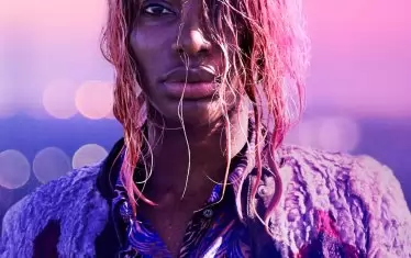 Mикаела Коул в „Може и да те съсипя“. 