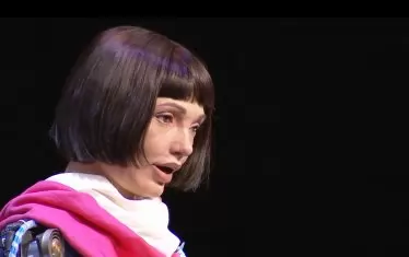  Ai-Da — художничката рoбот, е кръстена на дъщерята на лорд Байрон, математичката Ада (Ейда) Лъвлейс. 