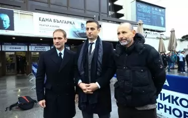 Основният конкурент на Борислав Михайлов - Димитър Бербатов, позира преди влизането в залата с двамата си приятели и сподвижници Стилиян Петров (вляво) и Мартин Петров, които са номинирани за неговия състав на Изпълкома.