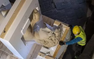 Добре опакованото копието пристига в Дубай. 