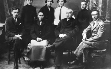 Семейството на Иван Богданов, Горна Оряховица, 1924 г. Горе вдясно е най-малкият син Стефан. Горе вляво е брат му Петър, осъден на смърт и разстрелян 1942 г. по процеса срещу ЦК. Вляво седнал е най-големият брат Борис, който през 1950–1960 г. е член на Централната контролна комисия на БКП. Вдясно права е сестрата Савка, която след 1944 г. е контрольорка в Централния съвет на профсъюзите. Борис и Савка пишат на брат си Стефан Богданов по време на следствието през 1950–1951 г. „да си признае грешките пред партията и да се разкае“. След това писмо Стефан Богданов скъсва отношенията си с тях.