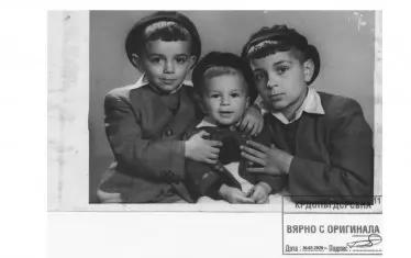Тримата синове на Елена и Стефан Богданови (от ляво на дясно) – Петър, Стефан и Владимир като малки, към 1948–1949 г.