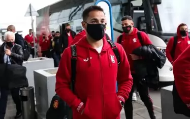 Халфът на "Левски" Борислав Цонев се е запътил с ръце в джобовете към входа на софийското летище преди отпътуването на националния отбор за Литва.