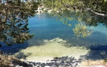 Синьо и зелено в дълбокия залив на рибарското селце Бобовишча на мору.