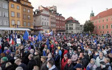 В Полша над 100 000 излязоха на проевропейски протести в 100 града 