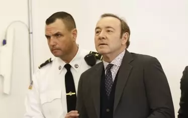 През последните 3 години виждаме Кевин Спейси все в една и съща „роля“ - на обвинеям в сексуален тормоз, който се явява пред различни съдилища.
