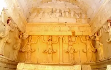 Украсата на гробната камера с колонадата от десет кариатиди и сцената на хероизация под свода.