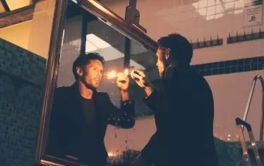 Щербан представя спектакъла си "Герой на нашето време" на места като празния басейн на изоставена спортна зала.