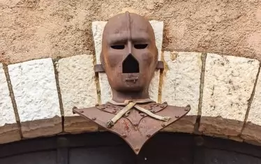 Желязната маска вече е легенда.