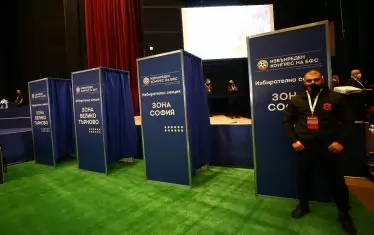 Частни охранители зорко охраняваха изборните секции още преди началото на конгреса.
